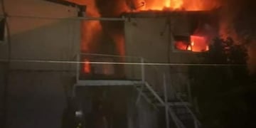 El incendio se propagó por un condominio de Funes donde vivían diez familias\u002E (Captura de pantalla)