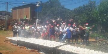 El grupo Ayudar por Ayudar preparó 1.200 porciones de comida para repartir en Nochebuena