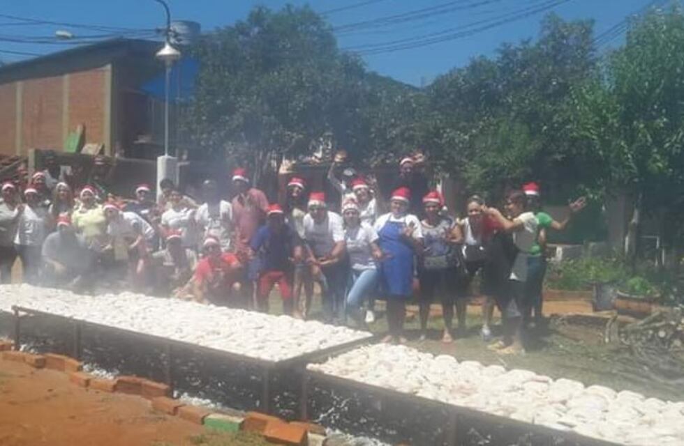 El grupo Ayudar por Ayudar preparó 1.200 porciones de comida para repartir en Nochebuena