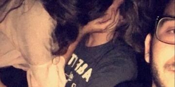 Un joven descubrió a su novia a los besos con otro