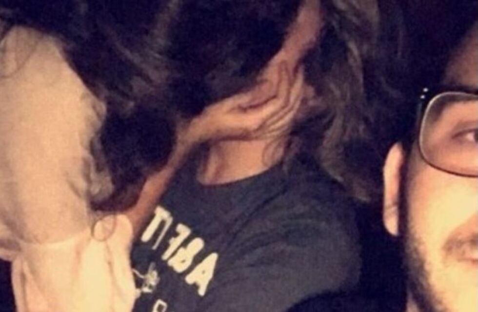 Encontró a su novia a los besos con otro y se sacó una selfie junto a ambos