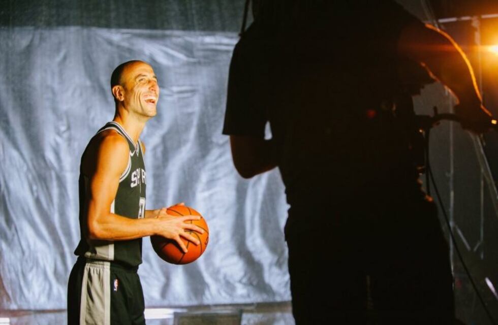 Feliz, Manu Ginóbili mostró la nueva camiseta de San Antonio Spurs