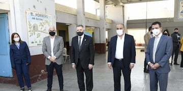 Asistencia alimentaria: Manzur y Jaldo visitaron la Escuela Zenón Santillán\u002E (SECPT)