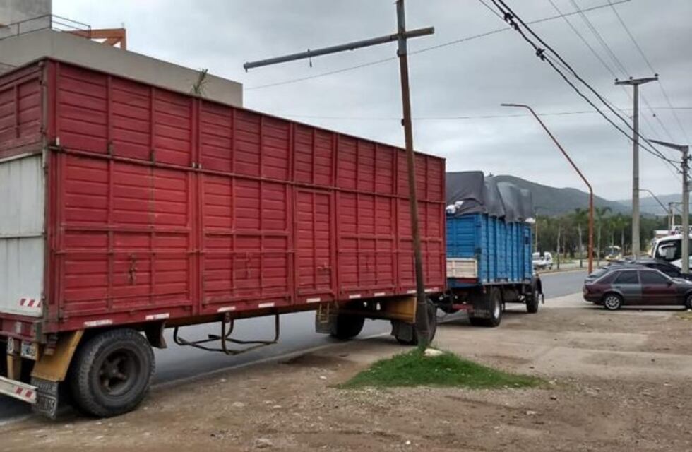 Carlos Paz: un camión chocó contra un poste y varios barrios quedaron sin luz