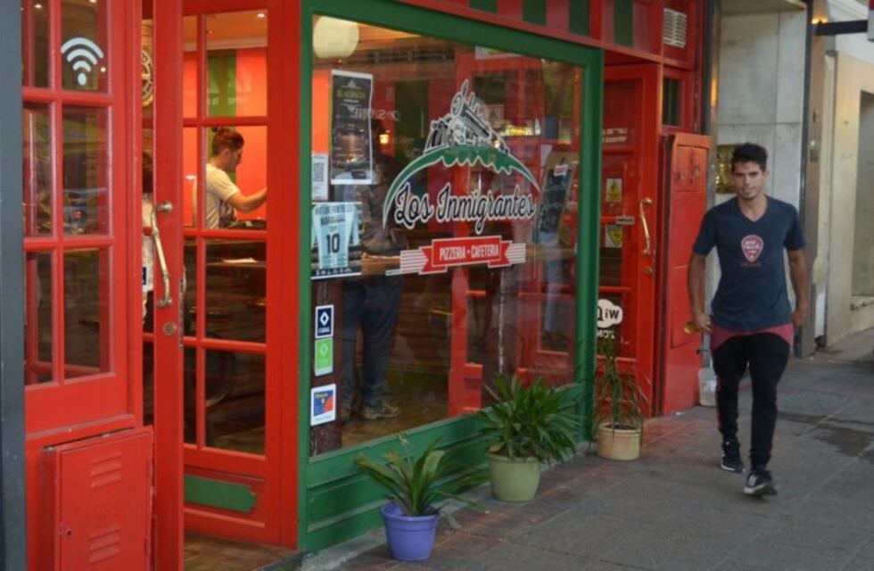 Clausuraron una pizzería porque en su interior vendían dólares