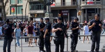 GRA259\u002E BARCELONA, 18/08/2017\u002E- Aspecto de las Ramblas desde la plaza Cataluña con un fuerte dispositivo de seguridad\u002E Los ciudadanos que se han acercado esta mañana a Las Ramblas han empezado a dejar flores y velas encendidas en un punto de la calzada central, situado frente al Teatre del Liceu, sobre un cartel con el lema \