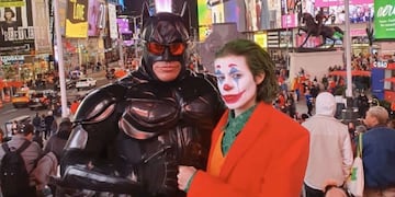 Batman de Times Square y el Joker, aprendiendo lo que es el cuarteto\u002E (Twitter)