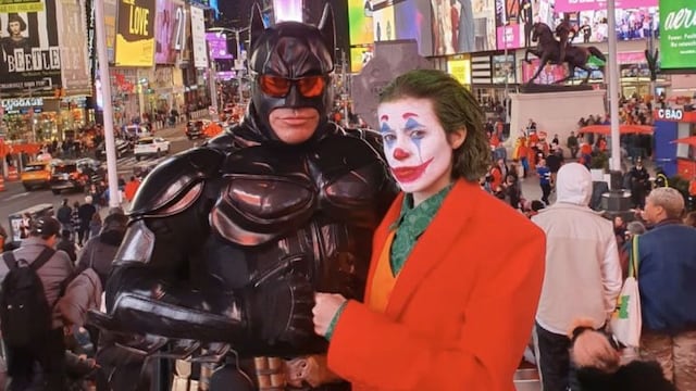 Batman de Times Square y el Joker, aprendiendo lo que es el cuarteto\u002E (Twitter)