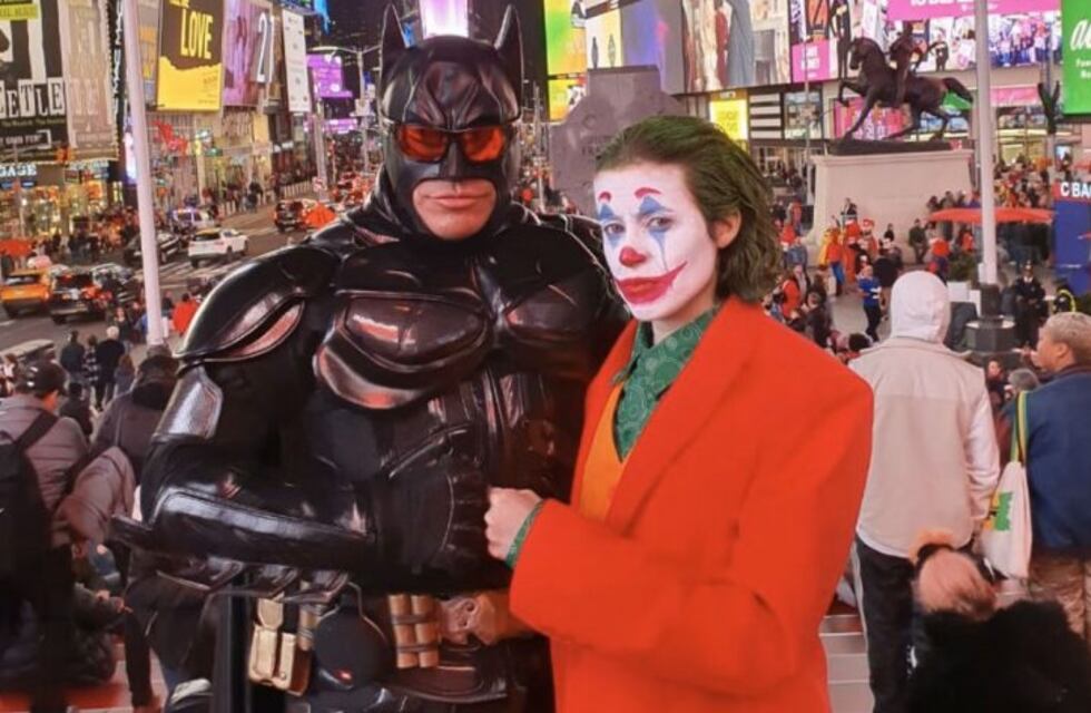 Desopilante: el Batman de Times Square le enseña a bailar cuarteto al Joker