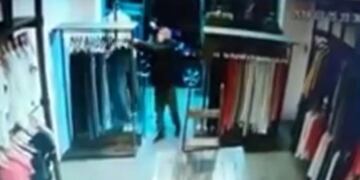 Se llevó las prendas con perchas y todo\u002E