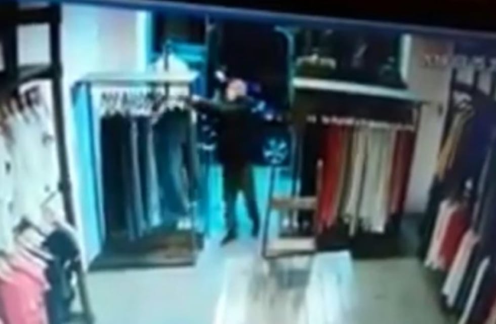 Arrebató ropa de un local y una empleada salió a perseguirlo