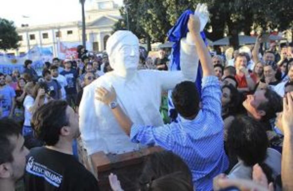 Al final Néstor Kichner tendrá un busto en las Cuatro Plazas