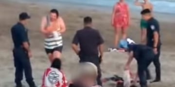 Se dio a conocer el video en el que se muestra cómo detienen a la pareja que enterró a su hija en la arena (Imagen: Captura filmación)