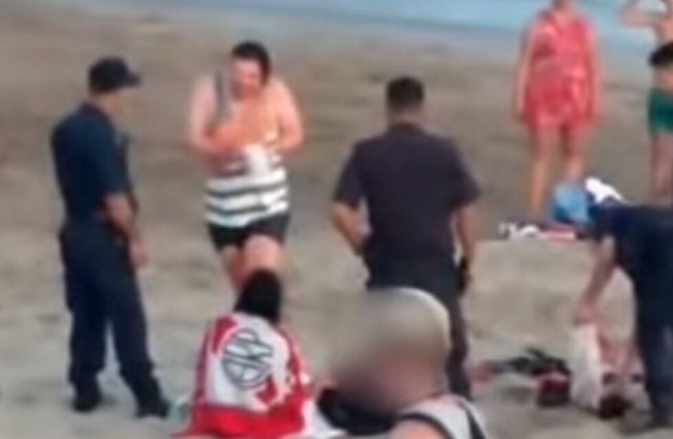 Se dio a conocer el video en el que se muestra cómo detienen a la pareja que enterró a su hija en la arena