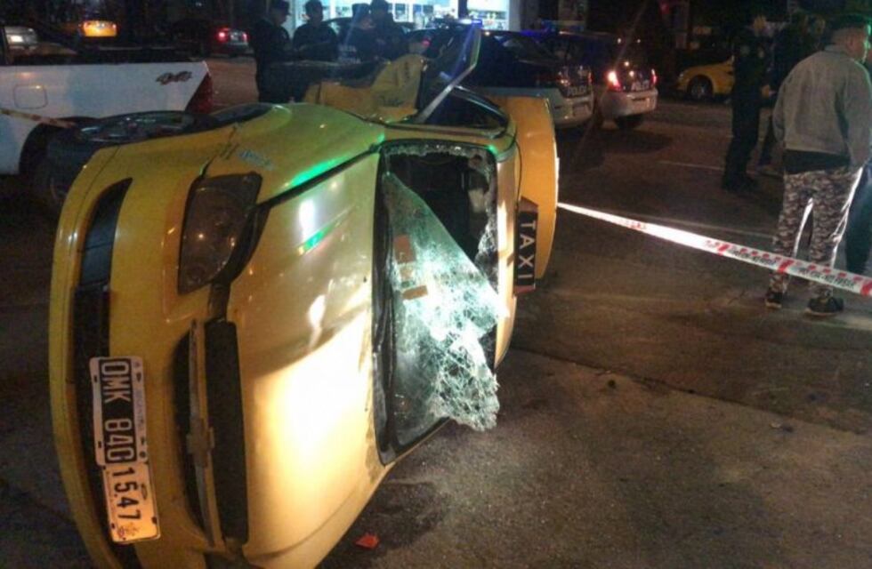 Choque y lesionados en pleno centro: tumbó un taxi