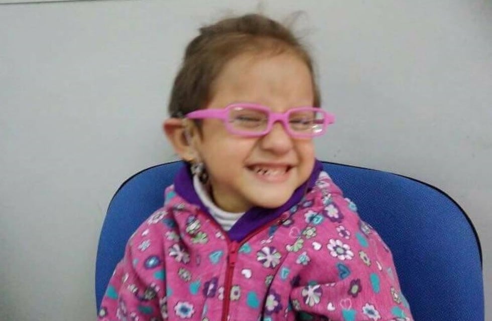 La mamá de una nena hipoacúsica pide ayuda para recuperar un audífono