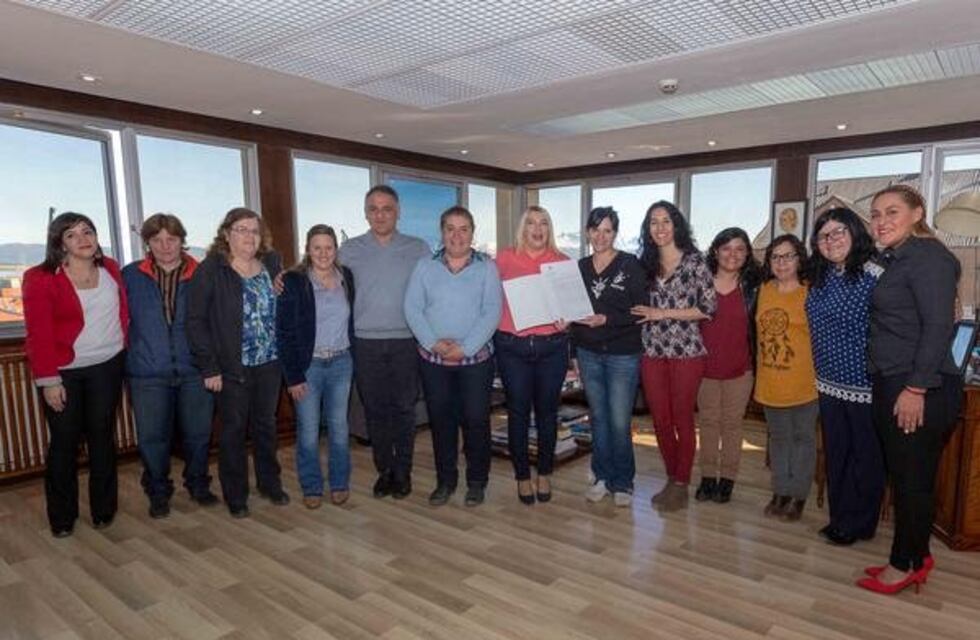 Bertone entregó personería jurídica a organizaciones de ushuaia