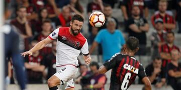 CTB15\u002E CURITIBA (BRASIL), 12/04/2018\u002E- Renan Lodi (d) de Atlético Paranaense disputa el balón con José San Róman (i) de Newells Old Boys hoy, jueves 12 de abril de 2018, durante un partido de la Copa Sudamericana disputado entre Atlético Paranaense de Brasil y el Club Atlético Newell´s Old Boys de Argentina, en el estadio Arena da Baixada, en Curitiba (Brasil)\u002E EFE/Hedeson Alves brasil Curitiba futbol torneo copa sudamericana 2018 futbolistas partidoAtletico Paranaense vs Newells Old Boys