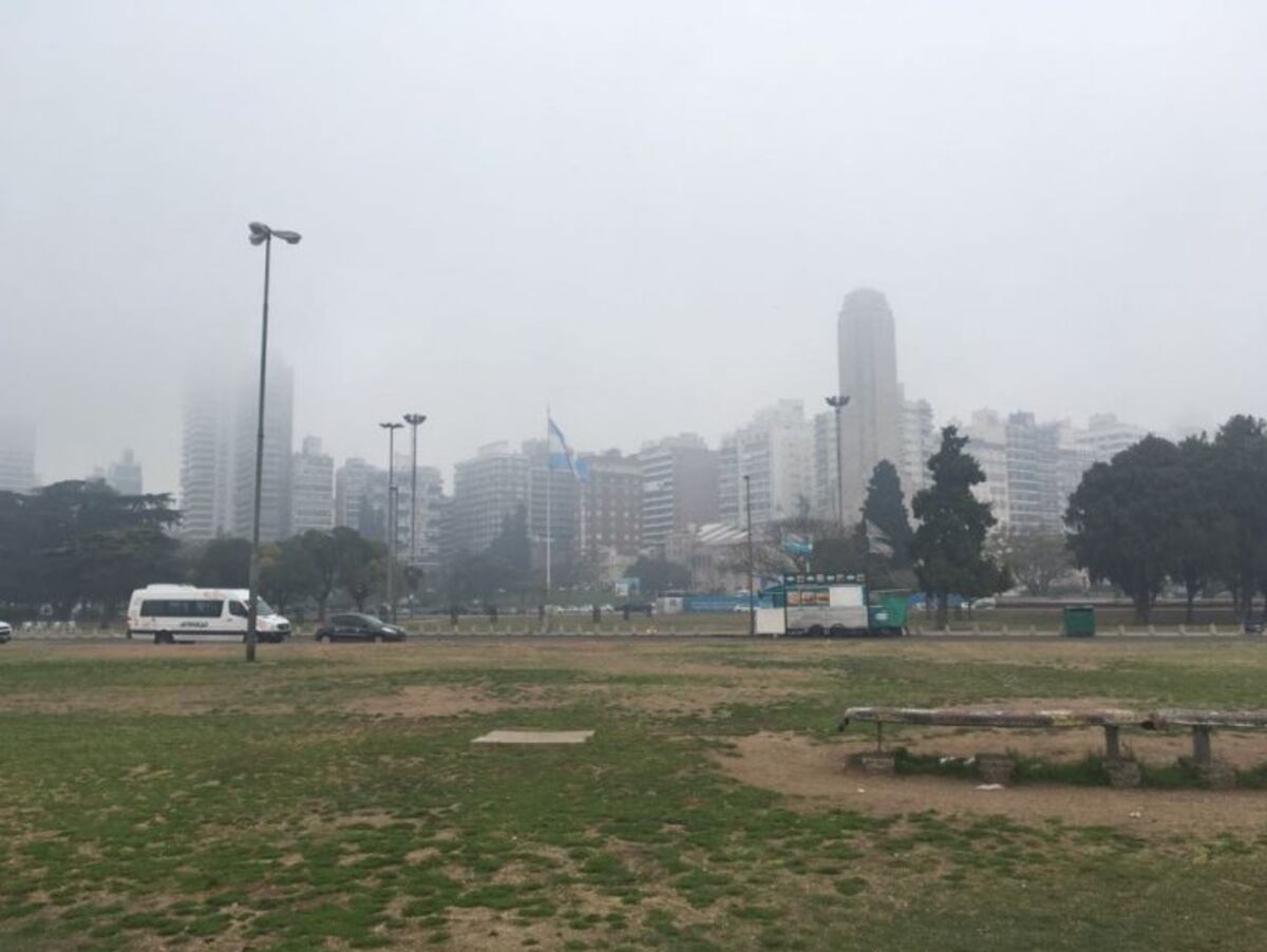 El humo de las islas generó serios trastornos este viernes en la costa rosarina\u002E (@belitaonline)