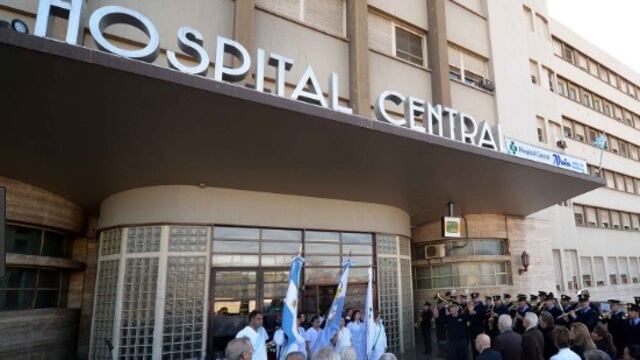 Un neurocirujano sufrió un ACV mientras estaba operando