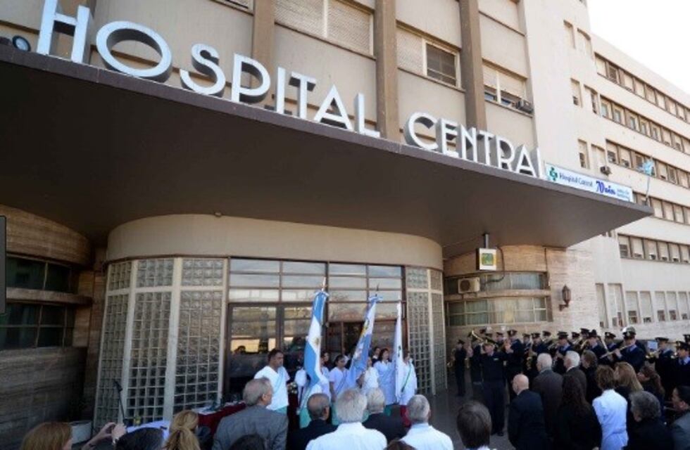 Un neurocirujano sufrió un ACV mientras estaba operando