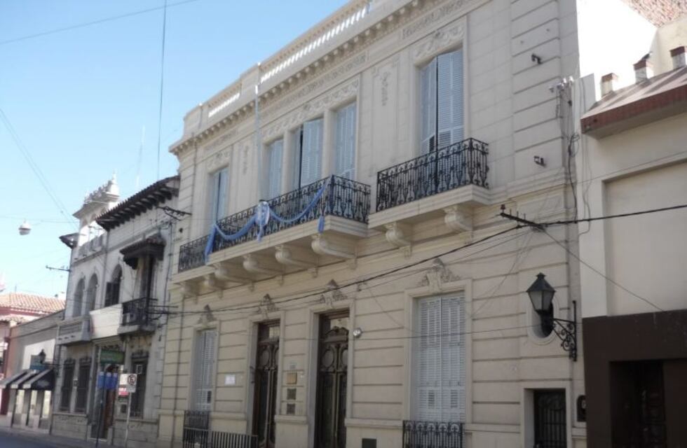 Alumnos de un terciario salteño hacen fila para rendir y no respetan el distanciamiento social