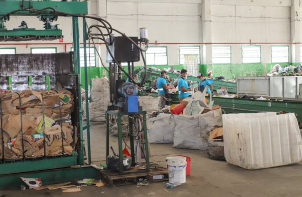 Reciclaje: Llaryora visitó el Centro Verde de Zona Norte