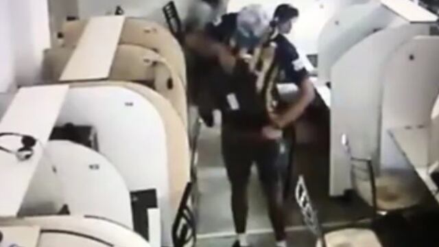 Robo de monitor escondido en el pantalu00f3n