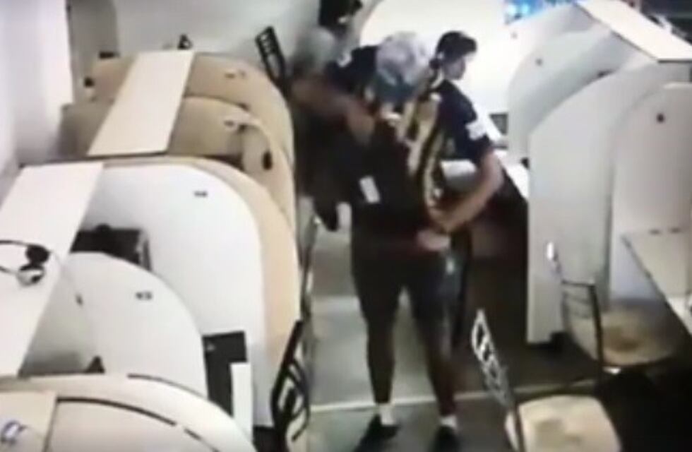 Se robó un monitor escondiéndolo en el pantalón