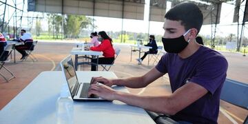 Una simulación de clases en espacios abiertos a cargo del Gobierno porteño\u002E (Foto: Germán García Adrasti)