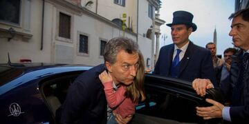 Mauricio Macri y Juliana Awada en el aviu00f3n rumbo a Roma.