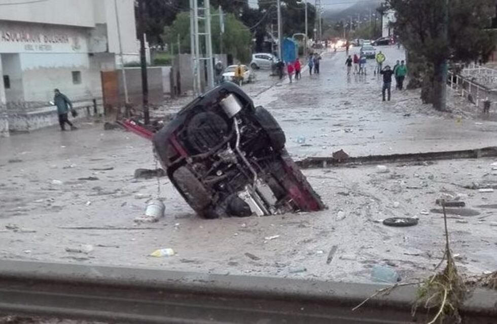 Videos impactantes: al menos un muerto y decenas de evacuados por el fuerte temporal que azotó a Comodoro Rivadavia