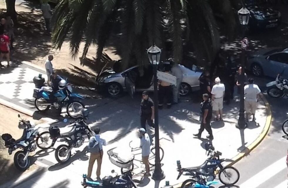 Auto se subió al cantero de Oroño al chocar con una camioneta