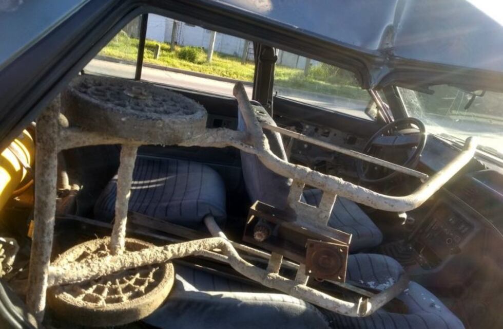 Inconsciencia: llevaban una hormigonera atada al paragolpes, volcaron y tuvieron que ser rescatados