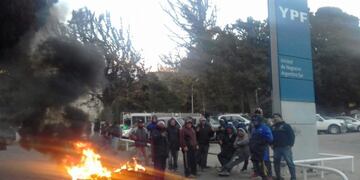 Trabajadores de la UOCRA se encuentran también con manifestación en la Administración de YPF