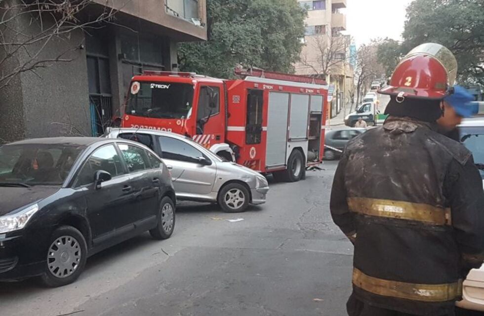 Choque con heridos leves entre una autobomba y dos autos