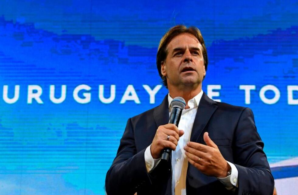 Lacalle Pou planea beneficios migratorios y fiscales para argentinos que se muden a Uruguay