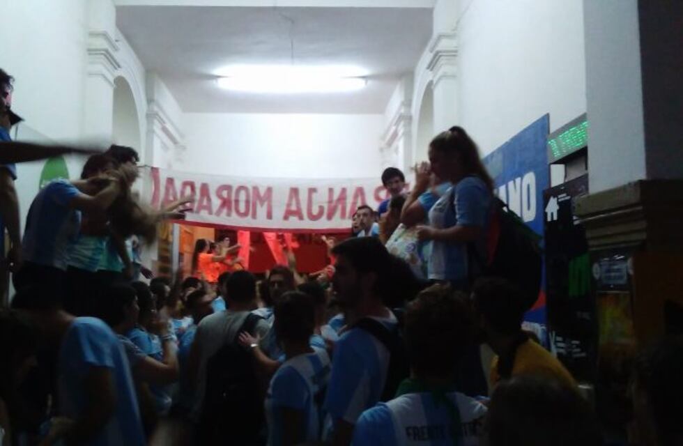 Sorpresa y tensión en la Facultad de Derecho por un hombre que entró con un cuchillo