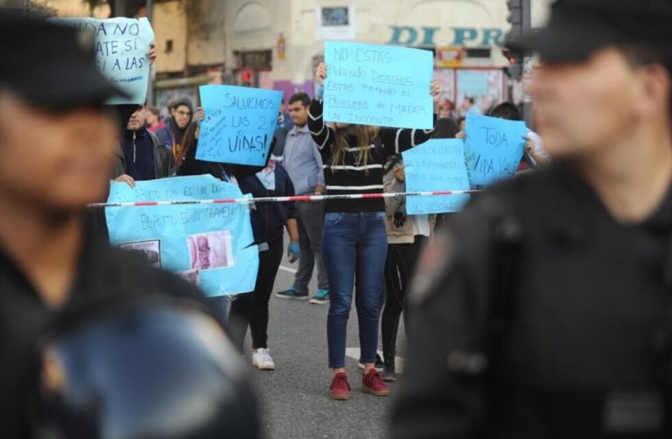 Neuquinos intervinieron un monumento en rechazo al proyecto de legalización del aborto