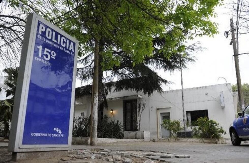 Lo paró la policía, no le gustó y apareció con un arma en la comisaría