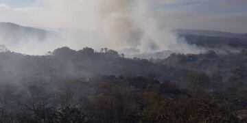 Bomberos combaten un incendio en las Altas Cumbres