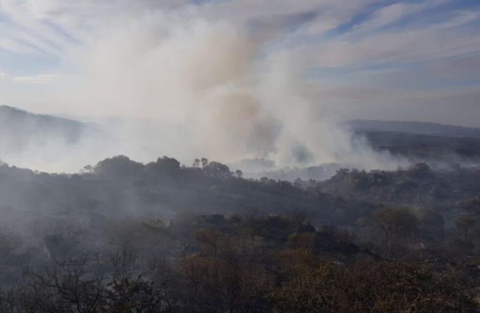 Bomberos combaten un incendio camino a las Altas Cumbres