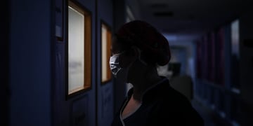 Una trabajadora de la salud revisa el área de pacientes COVID-19 de una Unidad de Terapia Intensiva. (Foto: EFE/ Juan Ignacio Roncoroni)