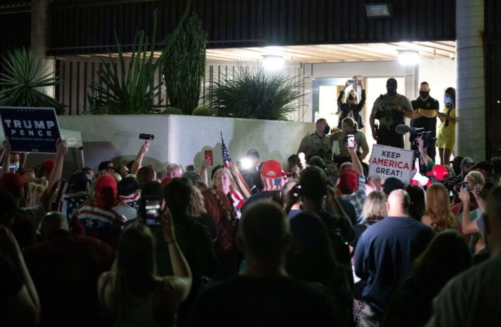 Elecciones en EEUU: seguidores de Trump rodearon un centro de recuento en Arizona al grito de "¡cuenten los votos!"