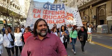 Roberto Baradel en la marcha de docentes durante el paro nacional\u002E (Clarín)