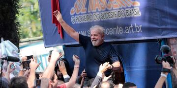 FILE PHOTO: Former Brazilian President Luiz Inacio Lula da Silva is carried by supporters in front of the metallurgic trade union in Sao Bernardo do Campo, Brazil April 7, 2018\u002E REUTERS/Leonardo Benassatto/File photo