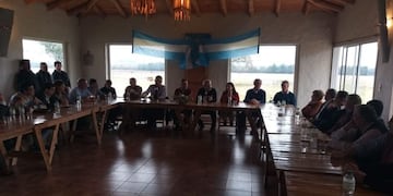 Frigerio con dirigentes en Gchú\nCrédito: Vía Gchú