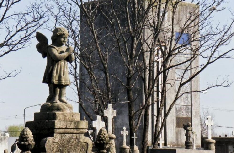 Demoraron a un hombre que robaba bronce junto a su hijo en el cementerio