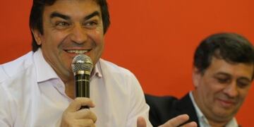 Omar De Marchi, intendente del departamento sureño de Luján de Cuyo, en pleno discurso, mientra Daniel Orozco, de Las Heras, escucha\u002E