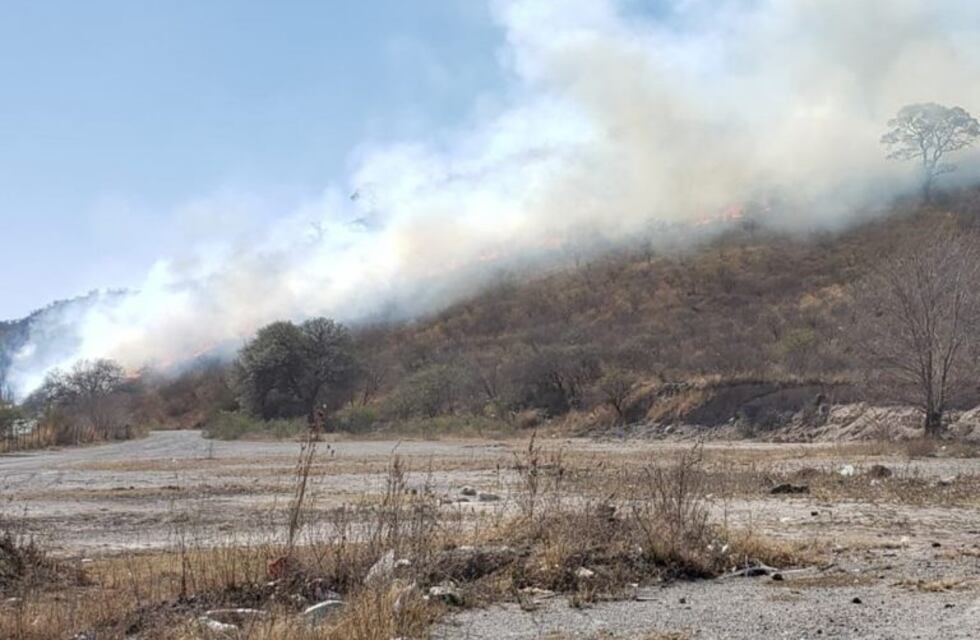 Permanece activo un foco de incendio en Colonia Hogar